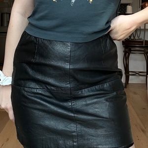 80s 90s VINTAGE EXCELLED Black Leather Mini Zip Skirt